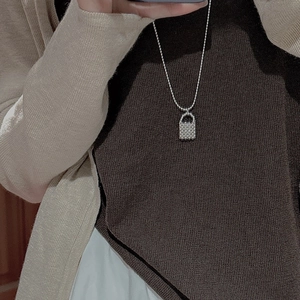 Collier en argent S925 avec pendentif sac texturé porté par un mannequin féminin