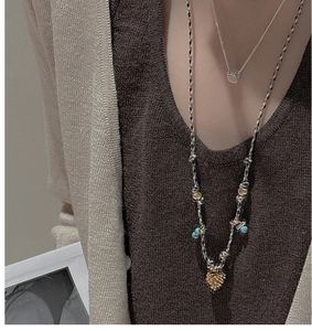 Détail du collier S925 en argent et corde nomade avec pendentif coeur superposé