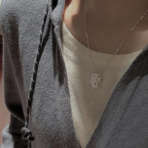 Collier en argent sterling S925 avec pendentif ovale à texture artistique sur modèle