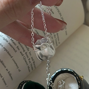 Collier en argent sterling S925 avec pendentif sac à main rétro sur une chaîne fine