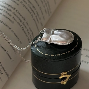 Collier minimaliste en argent S925 avec pendentif visage abstrait sur boîte vintage