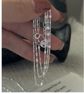 Détail du poinçon Ag925 sur la chaîne minimaliste à facettes en argent sterling