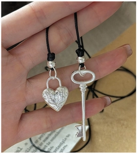 Détail du pendentif serrure cœur et clé en argent S925 avec gravure florale rétro