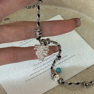 Collier avec pendentif pomme de pin en argent S925, perle turquoise et cordon tressé