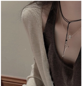 Détail du collier superposé en argent S925 avec pendentif clé et cordon noir élégant