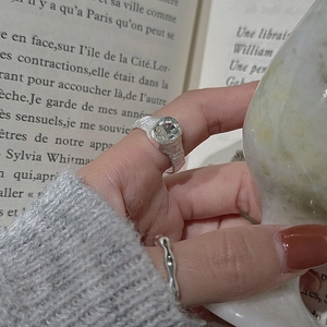 Minimalist S925 sterling silver textured ring set with oval zircon in retro style