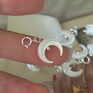 Pendentif croissant de lune en argent S925 avec finition nacrée irisée minimaliste