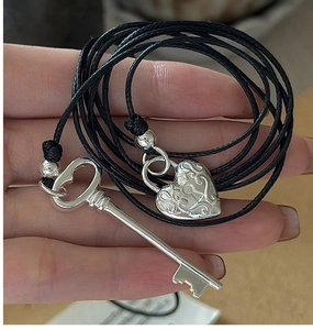 Détails des pendentifs serrure coeur et clé en argent S925 sur cordon noir