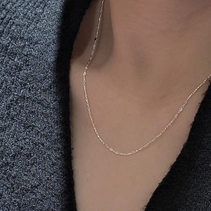 Élégant collier fer à cheval en argent S925 doré avec détails facettés sur un mannequin
