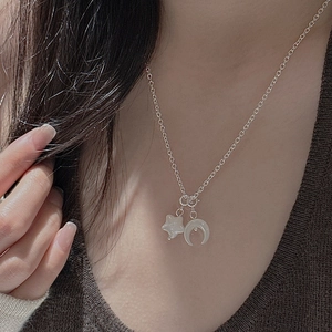 Collier en argent S925 avec pendentifs étoile et lune en nacre, porté par un mannequin