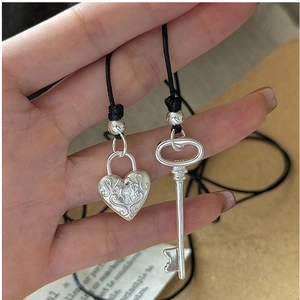 Détail du pendentif cadenas cœur et clé en argent S925 avec relief de style rétro