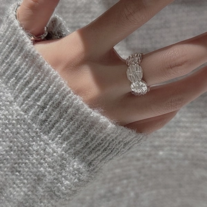 Minimalist S925 sterling silver star ring featuring vintage textured disc chain design