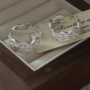 Adjustable S925 sterling silver four-point star rings with zircon in a wooden jewelry box