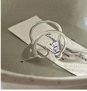 Detailed close-up of S925 sterling silver ring featuring beads and oval plate detail