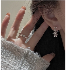 Gros plan de boucles d'oreilles anneaux perlées en argent sur un mannequin en pull