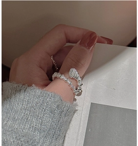 Detailed view of S925 silver thumb ring with spiral texture and rectangular zircon