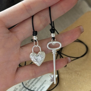 Collier rétro S925 en argent avec pendentif cadenas cœur et clé aux gravures vintage