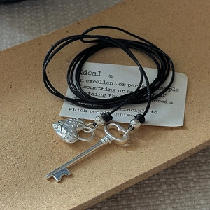 Collier S925 argent sterling serrure cœur et clé avec texture vintage sur cordon noir
