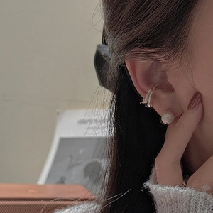 S925 sterling silver minimalist cuff earring with layered lines and pearl stud on ear
