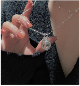Detailed close-up of S925 sterling silver hammered texture pendant with a glossy metal chain