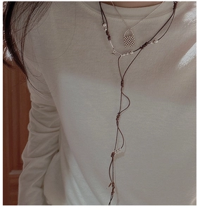 Détail du pendentif carré en argent S925 avec chaîne de pull en corde tressée vintage