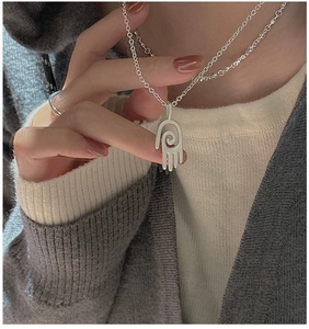 Vue détaillée du pendentif main en argent sterling S925 mat avec texture de paume en spirale