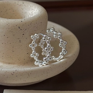 Créoles minimalistes en argent sterling S925 avec un design texturé à bulles
