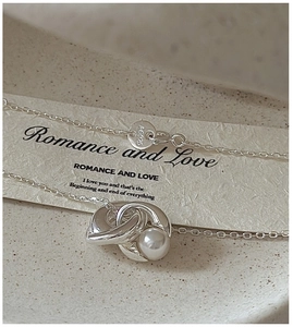 Close-up of S925 sterling silver lobster clasp with AG925 hallmark and white pearl pendant