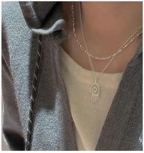 Gros plan du collier double rang en argent sterling S925 avec pendentif abstrait chic