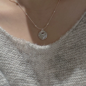 Minimalist S925 sterling silver necklace featuring a retro hammered round pendant on a model