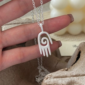 Collier avec pendentif main en argent sterling S925 mat au design spirale tenu à la main