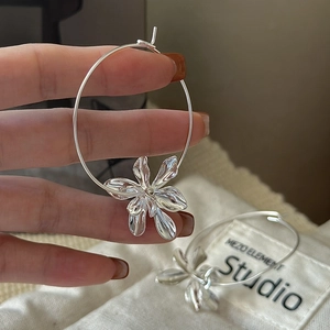 Artistic S925 silver irregular flower hoop earrings with high-shine metallic finish