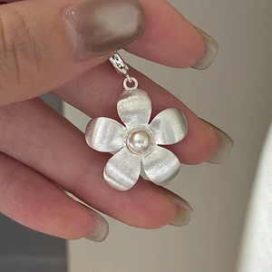 S925 Sterling Silver Flower Pendant Brushed Texture Artificial Pearl Inlaid Elegant Vintage Floral Jewelry For Women Pendant Only Without Chain