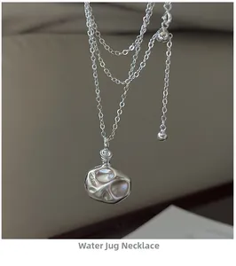 Detaillierte Nahaufnahme des S925 Silber-Wasserflaschenanhängers mit einzigartigem Knitterdesign