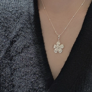Elegant S925 sterling silver flower pendant necklace with brushed metal texture for women