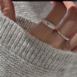 S925 sterling silver ring set with blue heart zircon and twisted rope texture design