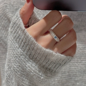 S925 sterling silver ring with blue heart zircon and twisted band worn on hand