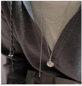 Details der S925 Sterlingsilber Pulloverkette mit unregelmäßigem Flüssigmetall-Anhänger