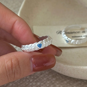 S925 sterling silver heart ring featuring blue zircon and textured bark finish
