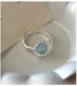Vista ravvicinata dell'anello a fiore in argento S925 vintage con gemma celeste