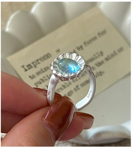Dettaglio macro dell'anello in argento S925 che mostra il marchio interno e la trama martellata