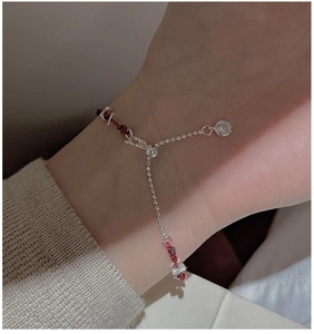 Détail du bracelet ajustable en argent S925 avec cordon rouge et petit cristal brillant