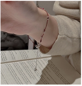 Gros plan du bracelet minimaliste en corde rouge tressée avec perles en argent S925 et chaîne
