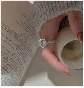 Dettaglio anello argento S925 con acquamarina su fascia floreale con finitura opaca