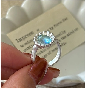 Dettaglio del marchio S925 e della pietra blu su un anello vintage in argento