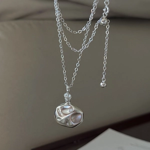 Minimalistische S925 Sterlingsilberkette mit strukturiertem Felsanhänger und Verstellkette