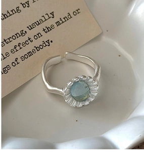 Dettaglio dell'anello in argento S925 con gemma ovale azzurra e finitura opaca