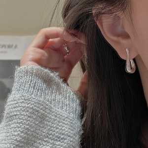 Minimalist S925 sterling silver teardrop earrings with high-polish mirror finish on ear