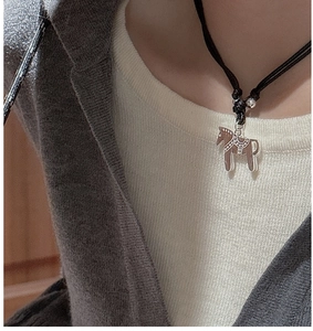 Détail du collier pendentif cheval Dala en argent S925 avec cordon noir ajustable