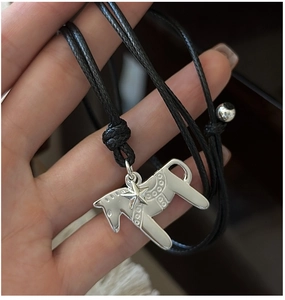 Détail du pendentif cheval en argent S925 avec étoile sur cordon tressé noir